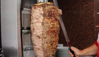 Gaziantep’te bozuk ürün sattığı belirlenen dönerci kapatıldı