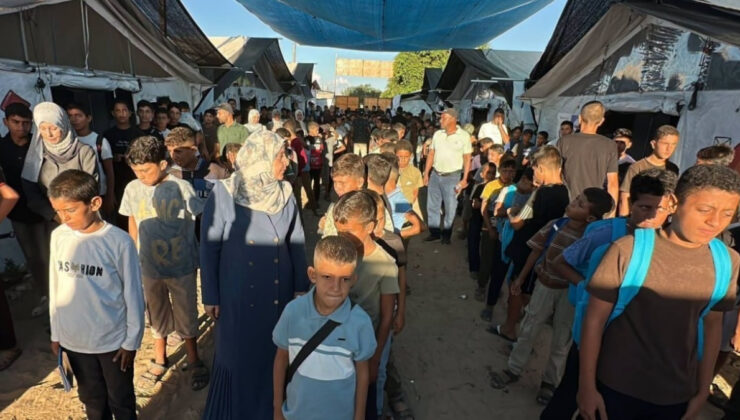 Gazze’de yaklaşık 400 bin Filistinli öğrenci ağır koşullar altında ders başı yaptı