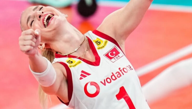 Gizem Örge’nin kutlama yemeğinde! Tarzına yorum yağdı