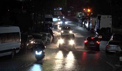 İstanbul Eyüpsultan’da sağanak İslambey Caddesi’nde su birikintisi oluşturdu