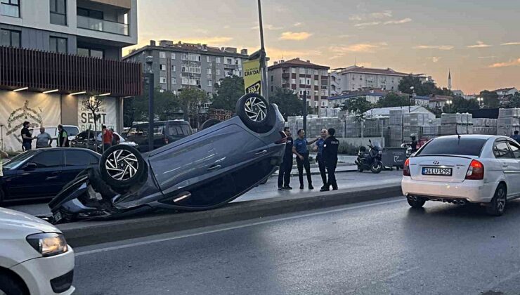 İstanbul Güngören’de otomobil park halindeki taksiye çarpıp takla attı, kaza kamerada