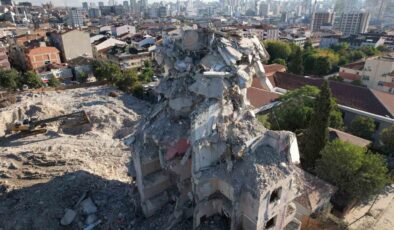 İstanbul Küçükçekmece’de 6 katlı bina kendiliğinden çöktü, 2 kişi yaralandı