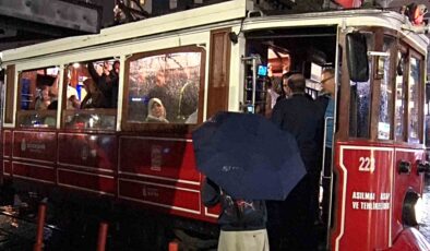 İstanbul’da sağanak hayatı zorladı, vatandaşlar metro ve tramvaya sığındı