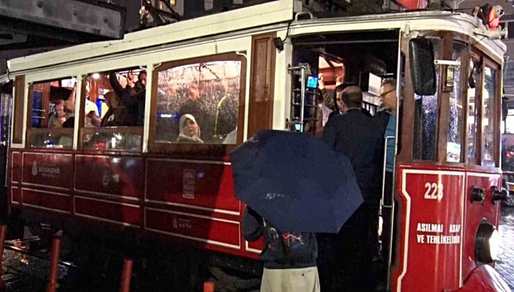 İstanbul’da sağanak hayatı zorladı, vatandaşlar metro ve tramvaya sığındı