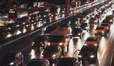 İstanbul’da yağışlı hava trafiği vurdu: Yoğunluk yüzde 85’e ulaştı