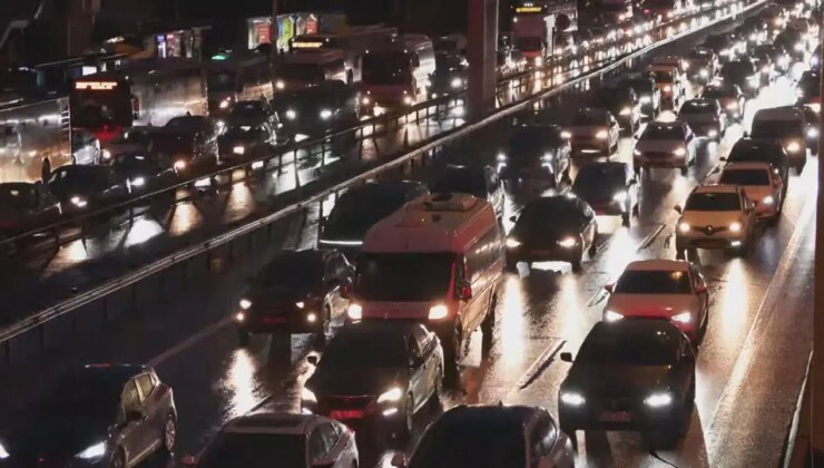 İstanbul’da yağışlı hava trafiği vurdu: Yoğunluk yüzde 85’e ulaştı