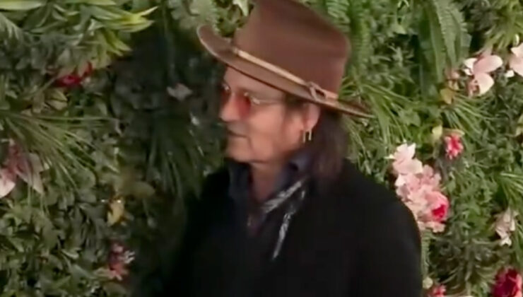 Johnny Depp hayranlarını şaşırttı: Poz verirken süs bitkilerini ısırdı