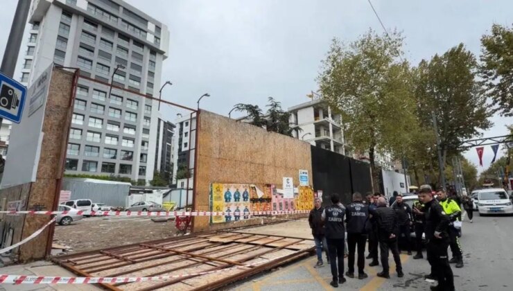 Kadıköy’de facianın eşiğinden dönüldü: İnşaat kaplaması yayaların üzerine devrildi