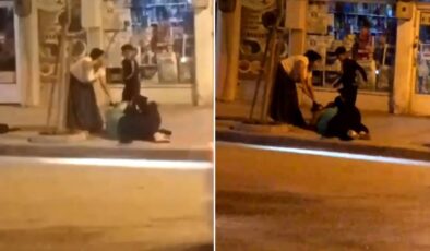 Karabük’te caddede iki kadının sopalı kavgası kamerada
