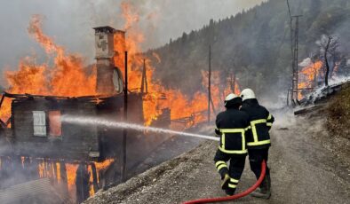 Kastamonu’da köy yangını… Alevler 7 eve sıçradı, ekipler müdahale ediyor