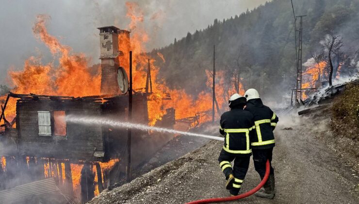 Kastamonu’da köy yangını… Alevler 7 eve sıçradı, ekipler müdahale ediyor