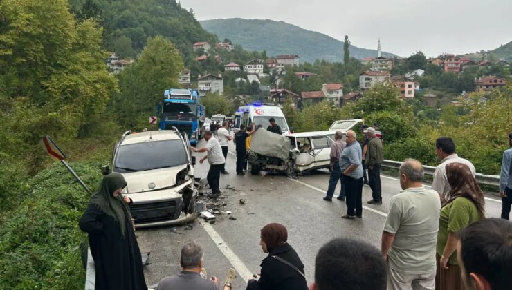 Kastamonu’da otomobil ve hafif ticari araç çarpıştı: Yaralılar var