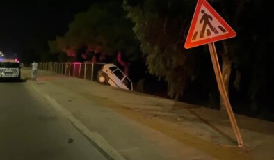Kaza yapan otomobil asılı kaldı: 2 yaralı