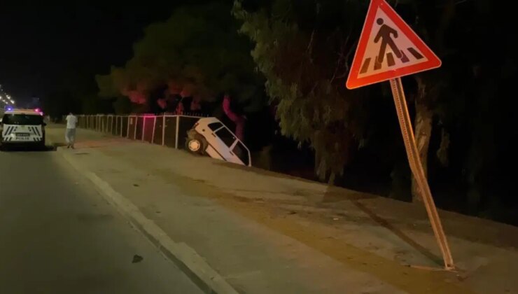 Kaza yapan otomobil asılı kaldı: 2 yaralı