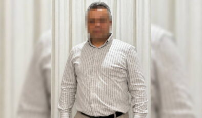 Korku dolu anlar… Sokakta oynayan çocuğu silahla rehin alan cinayet şüphelisi yakalandı!