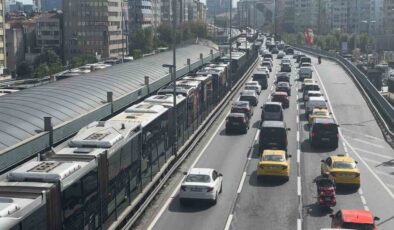 Mecidiyeköy’de Metrobüs Arızası Trafiği Kilitledi