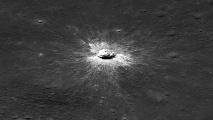 NASA’dan beklenmedik keşif: Ay yüzeyinde dev bir krater tespit edildi