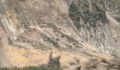 Nepal’de heyelan sonucu dağ çöktü