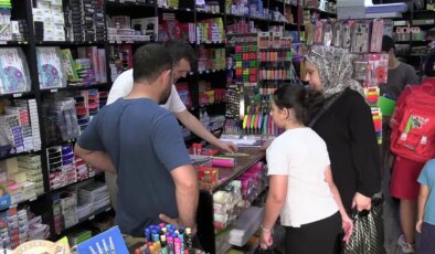 Okul alışverişinde zorlanan veliler dertli: Okul masrafı 10 bin lirayı geçiyor