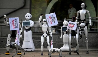 Polonya’da robotlardan yapay zekâ protestosu