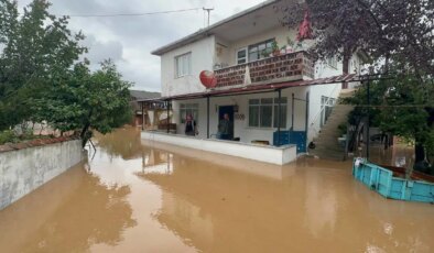 Sakarya’yı sağanak yağış vurdu, dere taştı: Su baskınları yaşandı