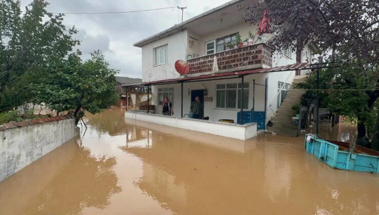 Sakarya’yı sağanak yağış vurdu, dere taştı: Su baskınları yaşandı