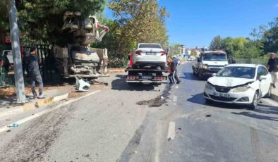 Sancaktepe’de beton pompa aracı karşı şeride geçerek 3 araca çarptı: 5 yaralı