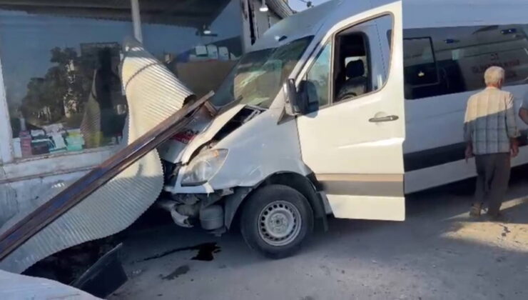 Şanlıurfa’da işçi servisi dükkana daldı: 10 yaralı
