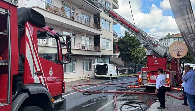 Sarıyer’de iki binanın çatısına sıçrayan yangında bir araç kullanılamaz hale geldi