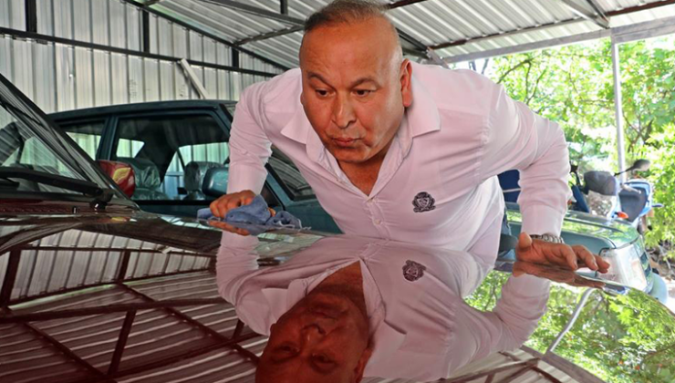 Toz bile kondurmadığı otomobillerini ne kullanıyor ne satıyor, vasiyeti ise şaşırtıyor