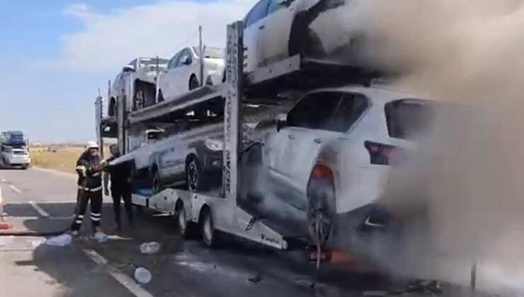 Trafikte panik anları: Ağrı’da otomobil yüklü TIR’da yangın