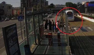 Tramvayın önüne koşan küçük kızı son anda kurtardı: O anlar kamerada