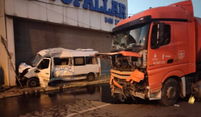 Ümraniye’de servis minibüsü ile İSTAÇ kamyonu çarpıştı: 2 yaralı