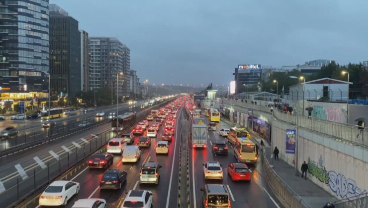 Yağışlı havanın ardından… İstanbul’da trafik durma noktasına geldi