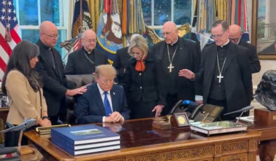 ABD’de Katolik piskoposlar Oval Ofis’te Trump’a dua etti