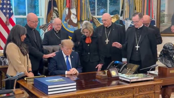 ABD’de Katolik piskoposlar Oval Ofis’te Trump’a dua etti