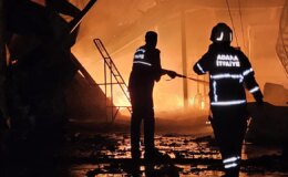 Adana’da sebze halinde yangın: 22 işyeri zarar gördü