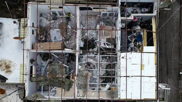 Adana’da şiddetli fırtına 3 katlı evin çatısını uçurdu: ‘Evde 10-12 kişiydik, deprem oldu sandık’