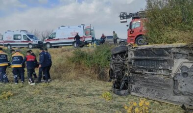 Adıyaman’da taksi şarampole devrildi: 5 yaralı