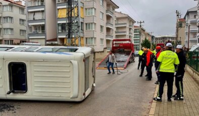 Afyonkarahisar’da çarpışan 2 minibüsten biri devrildi: Yaralılar var!