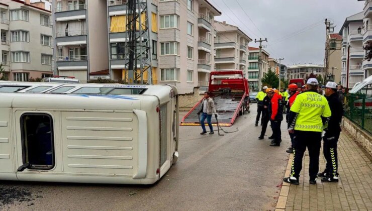 Afyonkarahisar’da çarpışan 2 minibüsten biri devrildi: Yaralılar var!