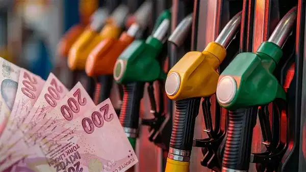 Akaryakıtta gece yarısı sürprizi: Motorine dev zam, benzine indirim