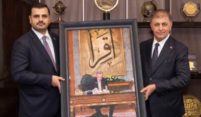 AKP heyetinden Cemil Tugay’a ziyaret: Erdoğan tablosu hediye edildi