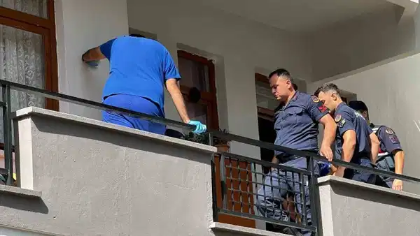 Alanya’da dehşet: Kardeşini balkondan attı, intihar etti