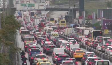 Alarm verilmişti: İstanbul’da beklenen şiddetli sağanak yağış başladı, trafik kilitlendi