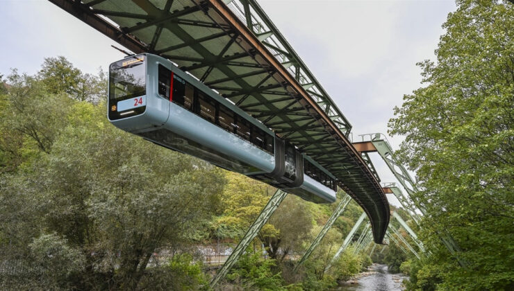 Almanya’nın asma treni Schwebebahn, 125 yıldır Wuppertal’in ulaşımını sağlıyor