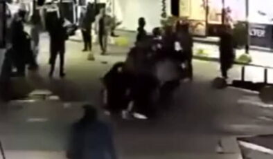 Anne ve kızını cadde ortasında darbettiler: ‘Annemi bırakın!’