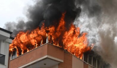 Antalya’da 5 katlı binanın terasında korkutan yangın