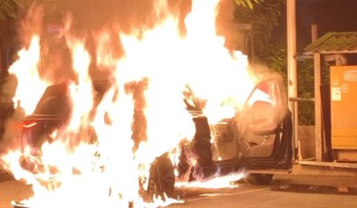 Antalya’da şarj istasyonunda elektrikli araç alev aldı