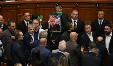 Arnavutluk’taki gösteriler mecliste arbedeye sebep oldu